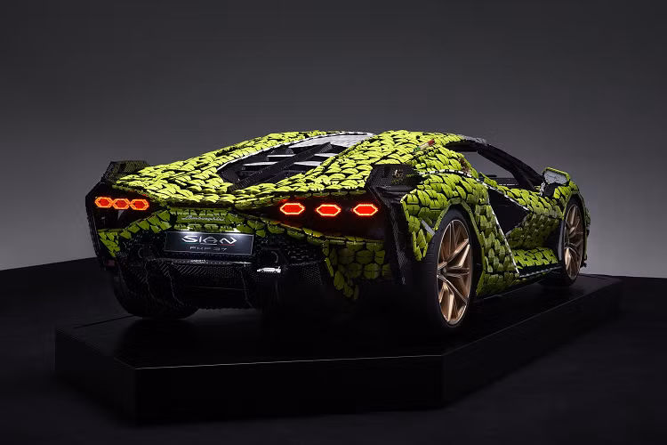 Thực tế, đây là mô hình trưng bày độc nhất được Lego Technic và Lamborghini hợp tác chế tạo. Bản sao này được hoàn thiện từ 400.000 mảnh ghép và 8.660 giờ làm việc. Chi phí chế tạo không được công bố.
