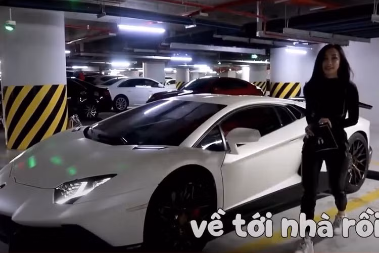Có lẽ không cần miêu tả quá nhiều về Jessie Lương, chỉ cần nhìn vào những tấm ảnh cô đăng tải trên trang cá nhân cũng có thể thấy, chỉ tính riêng về "nhan sắc", siêu phẩm Lamborghini Aventador độ gói "50th Anniversario" dường như còn có phần lu mờ trước nữ chủ nhân mới của mình.