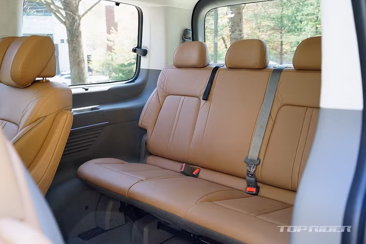 Bên trong chiếc Hyundai Staria Lounge AWD 7 chỗ có khá nhiều trang bị hiện đại như màn hình trung tâm 10,25 inch, tích hợp màn hình chỉnh điều hòa hay màn hình màu LCD của bảng đồng hồ với 3 chế độ hiển thị Eco, Comfort và Sport. Thêm vào đó là 2 ghế thương gia nằm độc lập ở giữa, đi kèm chế độ thư giãn được kích hoạt bằng nút bấm. 2 ghế này cũng có thể ngả ra sau hoặc trượt lên/xuống chỉnh điện.