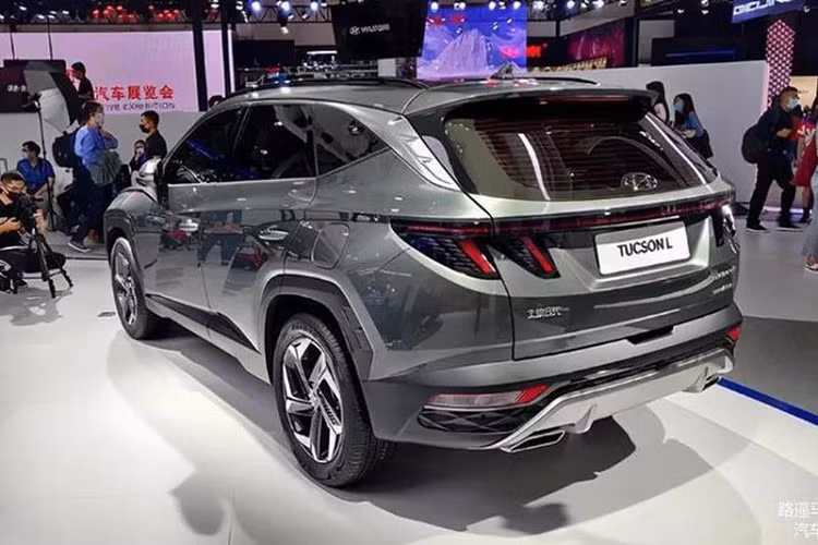 Xe được áp dụng ngôn ngữ thiết kế mới với tên gọi Sensuous Sportiness (Thể thao gợi cảm), Hyundai cho biết đây là sự kết hợp giữa "giá trị cảm xúc với các giải pháp sáng tạo trong thiết kế". Ở phần đầu xe, đặc điểm nổi bật nhất chính là bộ lưới tản nhiệt sử dụng họa tiết hình tam giác khá độc đáo lấy cảm hứng lấy từ Elantra và Sonata. Tuy nhiên không như 2 mẫu sedan trên, đèn pha Tucson được tích hợp thẳng vào tản nhiệt và ẩn mình đi vào ban ngày khi hệ thống đèn LED chiếu sáng không được kích hoạt.