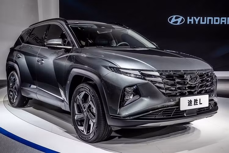  Hyundai Tucson L ra mắt khách hàng lần đầu tiên tại triển lãm Ô tô Bắc Kinh hồi tháng 9 năm ngoái. Sau 3 tháng chờ đợi, cuối cùng thông tin về động cơ của Hyundai Tucson L 2021 giờ mới được hé lộ. Theo một số thông tin từ Bộ Công nghiệp và Công nghệ Thông tin Trung Quốc, Hyundai Tucson L sẽ được trang bị khối động cơ 4 xi-lanh, dung tích 1.5L, cho ra công suất tối đa 200 mã lực, đi kèm với hộp số tự động ly hợp kép 7 cấp.