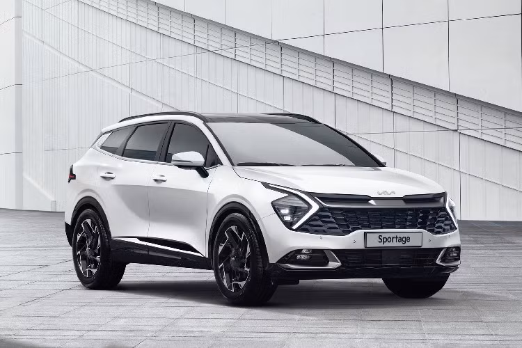 Kia Sportage 2022 mới có sự thay đổi mạnh về ngoại hình khi được ứng dụng ngôn ngữ thiết kế mới. So với "người anh em" Hyundai Tucson, Sportage trông táo bạo và cá tính hơn đáng kể.