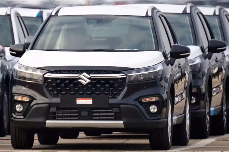 Tại thị trường Anh quốc, xe có 2 bản trang bị là Motion và Ultra. Giá xe Suzuki SX4 S-Cross 2022 khởi điểm từ 24.999 Bảng (755 triệu đồng) cho bản Motion và 29.799 Bảng (900 triệu đồng) cho bản Ultra. Khi mua mẫu SUV cỡ B này, khách hàng châu Âu có thể chọn các màu sơn ngoại thất như trắng, xám, đỏ, xanh dương, đen và bạc.