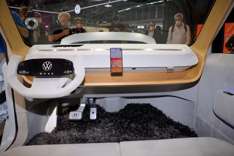 Một trong những điểm đặc biệt trên Volkswagen ID. Life là việc bạn có thể dễ dàng tìm thấy các chi tiết được làm từ sợi vải dệt ở ngay ngoại thất của xe, ở khu vực nắp ca-pô hay mui xe. Hơn thế nữa, phần mui xe của Volkswagen ID. Life còn có thể dễ dàng mở ra, giúp xe biến thành dạng mui trần thông thoáng.