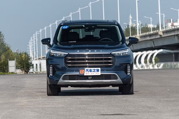 Exeed là thương hiệu SUV hạng dưới cao cấp thuộc Chery Automobile, nhằm cạnh tranh với thương hiệu Wey của Great Wall và UNI của Changan. Exeed hiện đang bán 4 mẫu xe gồm: CUV cỡ trung TX, CUV cỡ trung TXL/Lingyun, mẫu crossover cỡ nhỏ LX/Zhuifeng, và mẫu crossover cỡ trung VX/Lanyue.