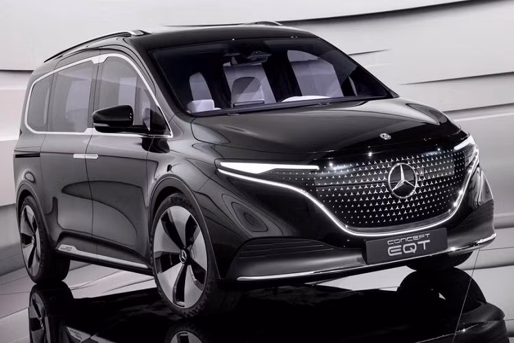 Về thiết kế, Mercedes-Benz EQT hoàn toàn mới tạo cảm giác khá quen thuộc vì chia sẻ nhiều chi tiết với những mẫu xe concept chạy điện khác của thương hiệu ngôi sao 3 cánh như Vision EQS. Mẫu xe này được trang bị lưới tản nhiệt đóng kín, đi kèm những biểu tượng ngôi sao 3 cánh nhỏ và có thể phát sáng.