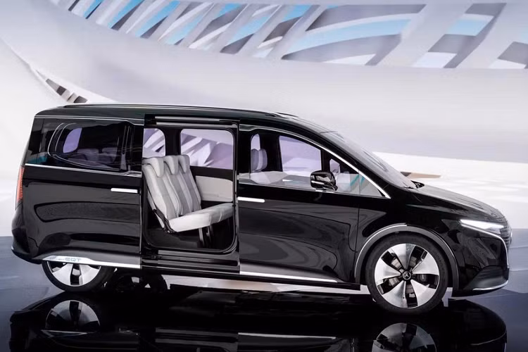 Những trang bị đáng chú ý khác của Mercedes-Benz EQT bao gồm chất liệu da Nappa, màn hình đa thông tin nằm giữa 2 đồng hồ analog sau vô lăng, hàng ghế thứ 3 có thể gập xuống hoặc tháo bỏ nếu cần chở thêm đồ, hệ thống đèn viền và cửa sổ trời toàn cảnh Panorama.