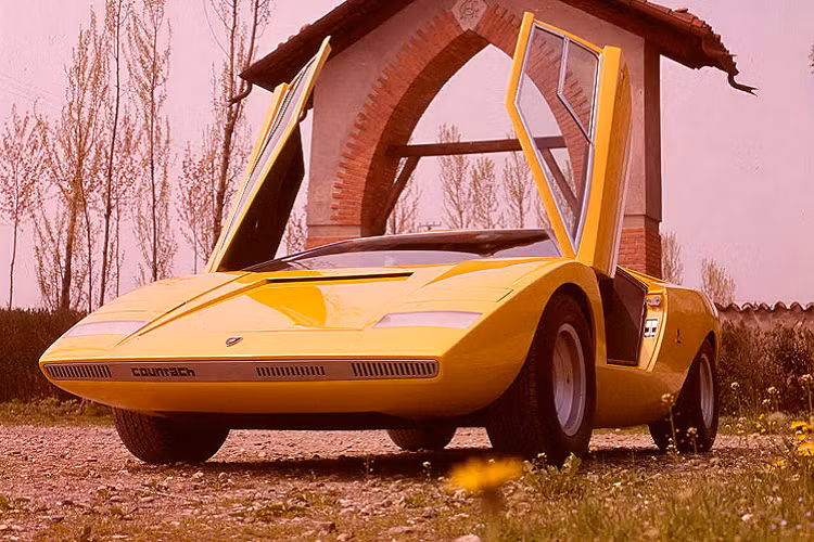 Sự ra mắt của chiếc Lamborrghini Countach đầu tiên, nguyên mẫu này đã nhận được rất nhiều sự quan tâm đến từ phía khách hàng. Chính vì thế, Lamborghini đã phải đẩy nhanh quá trình phát triển của chiếc xe kế nhiệm Miura để đưa nó vào sản xuất trong thời gian sớm nhất để đáp ứng nhu cầu của khách hàng.