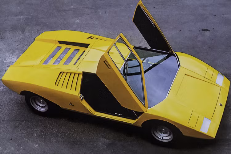 Nhà thiết kế huyền thoại và cũng là giám đốc thiết kế của Carrozzeria, ông Marcello Gandini là người chịu trách nhiệm thiết kế ngoại thất cho chiếc siêu xe đặc biệt này. Cùng với đó, Gandini cũng đã quyết định sử dụng cửa cắt kéo thay cho cửa mở ngang truyền thống và bộ cửa này đã trở thành huyền thoại của Lamborghini sau này.