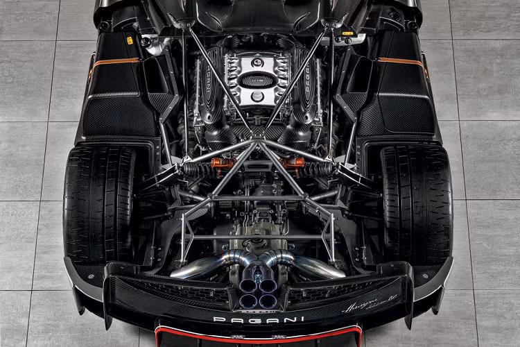 Mẫu xe Pagani Huayra BC Roadster Supernova này là phiên bản cá nhân hóa độc quyền của doanh nhân Olivier Benloulou. Giá bán chưa được công bố, nhưng chắc chắn sẽ khoảng vài triệu USD (dự tính hơn 80 tỷ đồng).