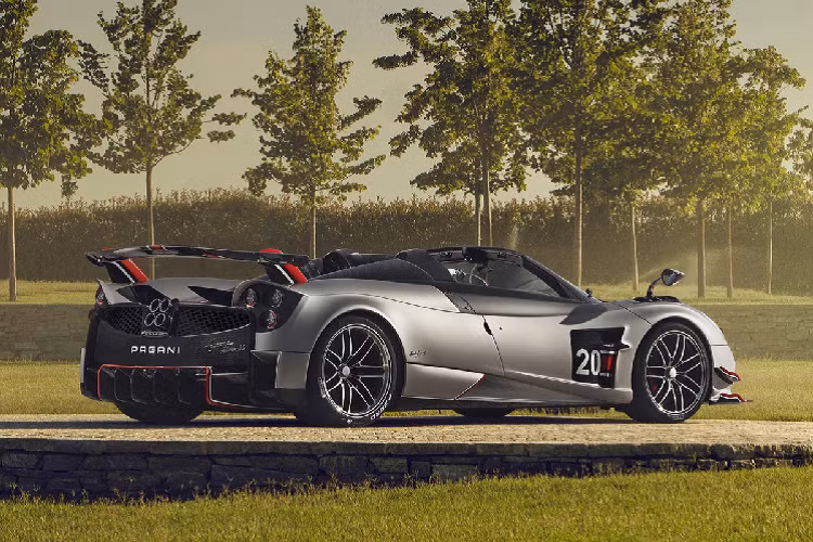  Giá xe Pagani Huayra BC Roadster là 3,5 triệu USD (hơn 80,6 tỷ đồng). Phiên bản đặc biệt với nhiều chi tiết cá nhân hóa như Huayra BC Roadster Supernova chắc chắn sẽ có giá cao hơn con số đó dự tính trên 3,5 triệu USD.