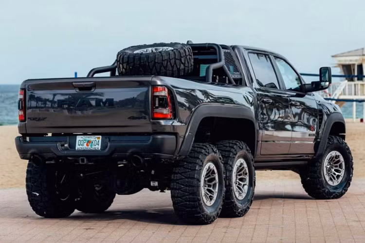 Người mua Ram 1500 TRX 2021 độ 6 bánh có thể lựa chọn bộ lốp xe 40 inch với giá 2.200 USD, một hệ thống nhìn ban đêm với giá 5.200 USD, và đèn LED dưới gầm với giá 1.000 USD.