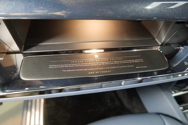 Rolls-Royce Phantom Tempus mới đến Hương Cảng được sơn ngoại thất màu xanh Kairos Blue với cách pha màu cũng như phun lên ngoại thất xe được đánh giá là cầu kỳ chưa từng có để tạo ra hiệu ứng lấp lánh như vì sao khi có ánh sáng chiếu vào. Không chỉ thế, dưới chân logo huyền thoại của Rolls-Royce còn có thêm dòng chữ Phantom Tempus Collection như thông báo đây là phiên bản giới hạn chỉ có 25 xe trên thế giới.