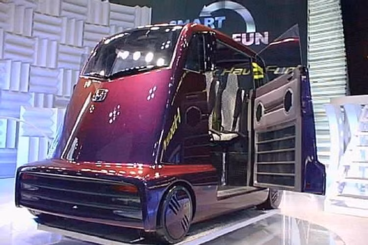  Honda Fuya-Jo Mẫu concept này trông như thể ai đó đã biến máy hút bụi thành ôtô vậy. Honda Fuya-Jo 1999 được thiết kế để nhắm tới người mua trẻ tuổi, nhưng thật khó để biết ai sẽ muốn nó. Tên của xe có nghĩa là "thành phố không ngủ" và hệ thống điều khiển trông giống như chỗ của DJ với bàn xoay. Trên thực tế, tài xế gần như phải đứng để điều khiển, và trong khi nó có hệ thống âm thanh tuyệt vời, nó lại chạy chậm hơn một chiếc xe đạp. Không bất ngờ, Honda nhanh chóng loại bỏ ý nghĩ đưa chiếc xe nào vào sản xuất.
