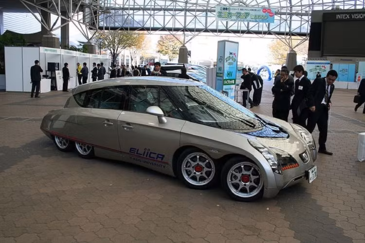  Ellica Ellica là cái tên viết tắt cho cụm từ “Electric Lithium-ion Car”, và được phát triển trong năm 2004 bởi một nhóm từ Đại học Keio. Tám bánh xe của nó nhỏ hơn nhiều so với xe tiêu chuẩn để bổ trợ hiệu suất. Mỗi bánh xe có chứa một động cơ 80 mã lực, qua đó giúp chiếc xe điện đạt tổng công suất 640 mã lực và gia tốc từ 0-96 km/h trong 4 giây. Nó đã đạt tốc độ tối đa 370 km/h trong khi thử nghiệm, nhưng dường như chi phí quá cao là nguyên nhân khiến chiếc xe 8 bánh tốc độ này không được đưa vào sản xuất.