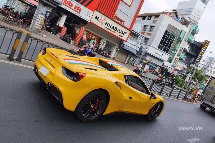 Điểm đáng chú ý nhất của siêu xe Ferrari 488 Spider này là bộ cánh màu vàng nổi bật kết hợp cùng sọc cờ Ý chạy dọc từ đầu xe đến đuôi. Ngoài ra, đây còn là chiếc 488 Spider có nhiều chi tiết carbon nhất hiện nay ở Việt Nam với ốp gương, hốc đèn, ốp sườn, cản trước, hốc gió đều được làm từ vật liệu sợi carbon cao cấp.