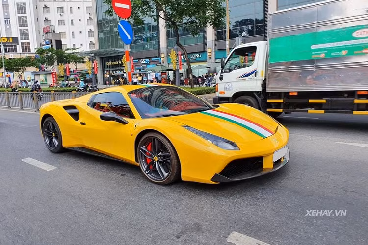 Tiếp tới là tầm qua sát khi ngồi bên trong Ferrari 488 cũng đem đến cảm giác dễ quan sát hơn đáng kể so với những đối thủ cùng phân khúc như Lamborghini. Khi mới về Việt Nam vào năm 2016, giá xe Ferrari 488 Spider lên đến cả triệu đô (hơn 23 tỷ đồng).