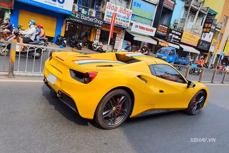 Nhờ đó, tổng thể của 488 Spider trông thể thao và khí động học hơn hẳn so với tiêu chuẩn. Xe được trang bị hệ thống đèn chiếu sáng công nghệ Full-Led hiện và bộ mui cứng có thể đóng / mở trong 14 giây bằng một nút bấm.