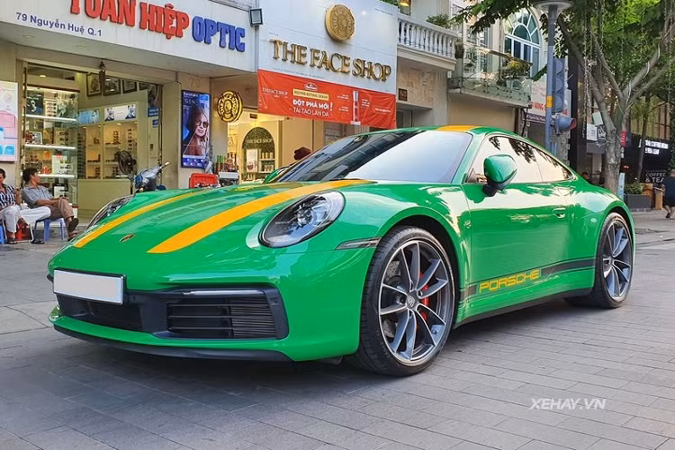 Điều khiến chiếc siêu xe Porsche 911 Carrera S trở nên nổi bật nằm ở "bộ cánh" màu xanh lá độc nhất vô nhị. Trong lần xuất hiện này, siêu phẩm đến từ Đức đã được chủ nhân tạo thêm điểm nhấn với 2 dải decal vàng nổi bật chạy dọc từ đầu xe đến tận đuôi xe giống với phiên bản giới hạn 911R.