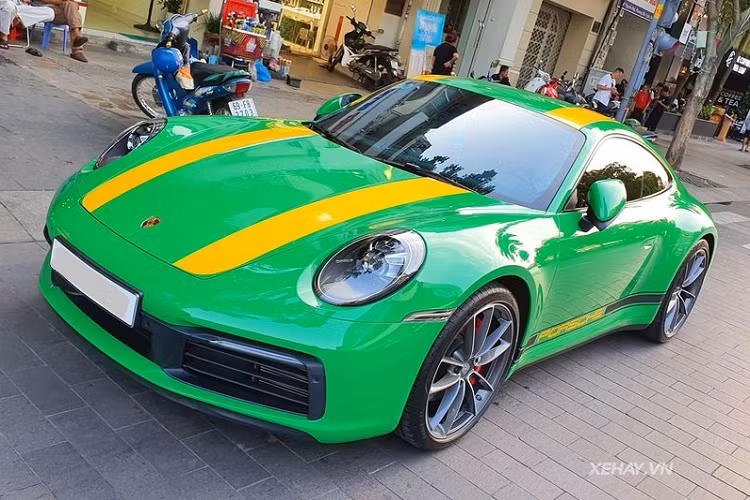 Không rõ mức giá xe Porsche 911 Carrera S trong bài là bao nhiêu, chỉ biết rằng tại nước ta, Porsche 911 Carrera S đang được phân phối chính hãng với giá niêm yết 7,65 tỷ đồng, chưa bao gồm các tùy chọn.