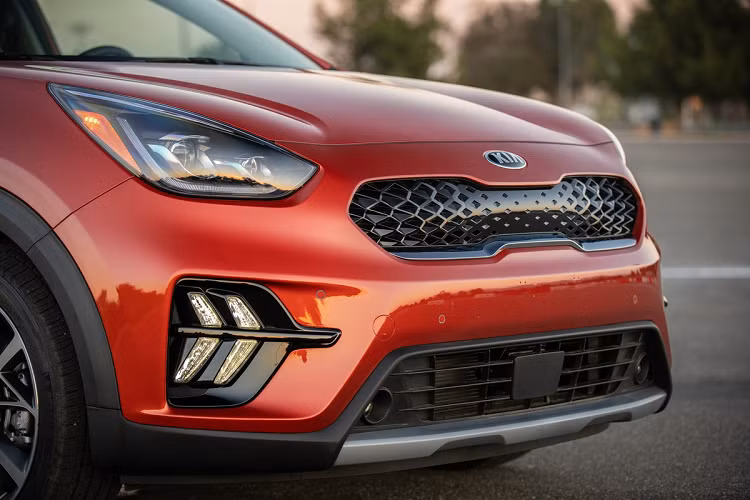 Tổng thể, Kia Niro 2021 nổi bật với cụm đèn chiếu sáng trước thể thao, lưới tản nhiệt mũi hổ với họa tiết mới. Xe có các tùy chọn mâm hợp kim kích thước 16 và 18 inch.