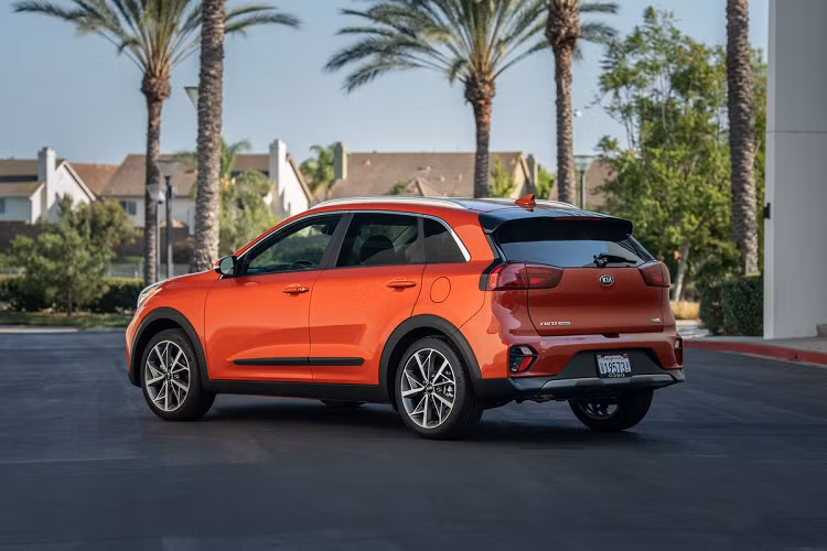Kia Niro 2021 mới sở hữu hệ thống cảnh báo người ngồi phía sau là trang bị tiêu chuẩn trên cả 2 mẫu xe. Tính năng kiểm soát hành trình thích ứng của xe có thể tự giảm tốc độ khi vào đường cong. Hệ thống này hoạt động dựa trên dữ liệu GPS.