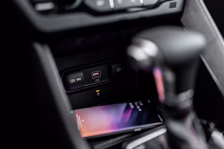 Ở bên trong, Kia Niro Hybrid và Niro PHEV 2021 sở hữu bảng đồng hồ kỹ thuật số 7 inch. Kia cũng cung cấp gói tùy chọn nâng cấp lên màn hình thông tin giải trí 10,25 inch cho Niro 2021.