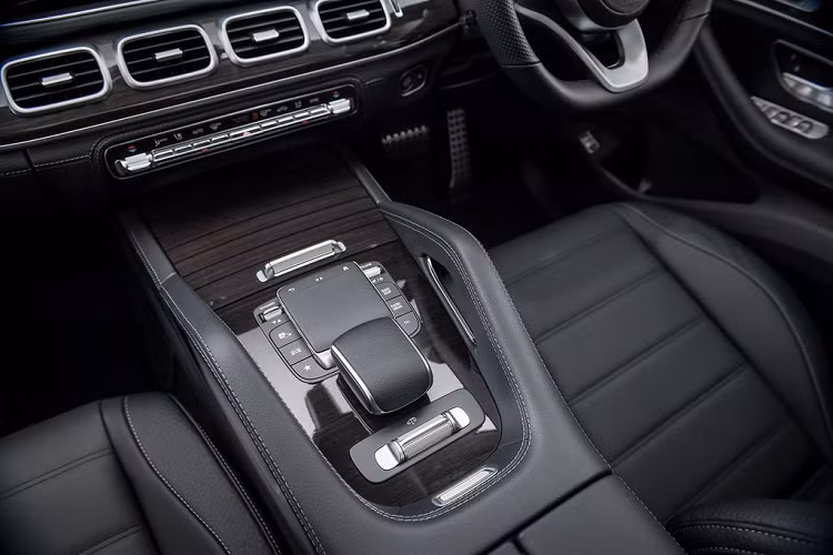 Ở phía bên ngoài, Mercedes-Benz GLS 350 d 4MATIC Premium gần như không có sự khác biệt nào về thiết kế so với các phiên bản GLS chạy xăng.