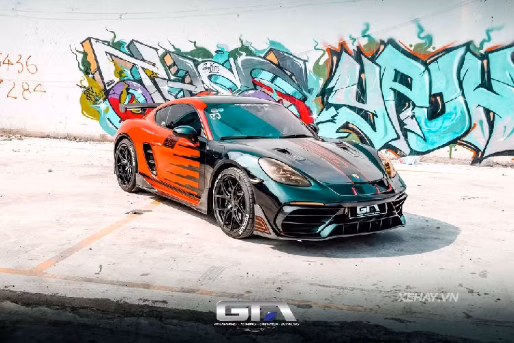 Số lượng Porsche 718 Cayman tại Việt Nam cho đến nay không nhiều nhưng để làm mới chiếc xe của mình, tạo ra những "dư vị" riêng, chủ nhân của chiếc 718 này đã quyết định biến đổi chiếc xe theo phong cách hoàn toàn mới, mang âm hưởng của phiên bản 718 Cayman GT4 thể thao hơn.