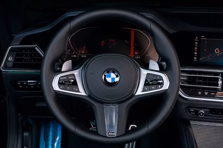 Bên cạnh kích thước của xe, phần đầu của BMW 4 Series Convertible hoàn toàn mới là một trong những yếu tố làm nổi bật sự độc đáo của 4 Series so với các mẫu xe BMW khác tại Việt Nam. Lưới tản nhiệt hình quả thận BMW ngoại cỡ được tăng kích thước theo chiều dọc tương tự như trên phiên bản BMW 4 Series Coupé, trở thành trung tâm của phần đầu xe, thu hút mọi ánh nhìn với cảm giác đầy phấn khích trước hình ảnh vừa mới mẻ vừa đặc trưng của thương hiệu BMW.