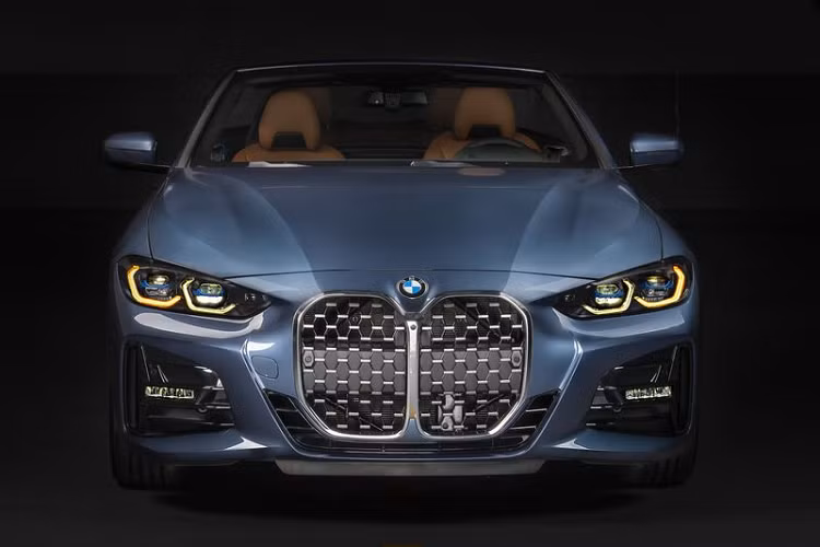 BMW 4 Series Convertible thể hiện rõ sức mạnh thể thao hàng đầu và sự sang trọng với ngôn ngữ thiết kế hoàn toàn mới tạo nên sự nổi bật cho cấu tạo trọng tâm thấp của xe. Đây cũng là một đặc điểm của dòng xe mui trần từ BMW.