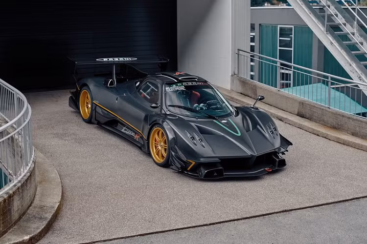 Chiếc Pagani Zonda R Evolution cực hiếm trong bài mang số hiệu 5 và là chiếc đầu tiên có mặt tại Mỹ, hiện xe đang được rao bán với mức giá bí mật.