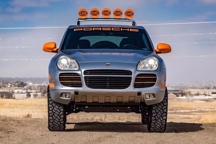 Ngay từ khi xuất xưởng, chiếc Porsche Cayenne Turbo độ off-road này đã được trang bị gói công nghệ địa hình tiên tiến, gồm khóa trung tâm và vi sai cầu sau, đồng thời ngắt kết nối thanh cân bằng thủy lực trước/sau. Xe cũng được trang bị hệ thống quản lý treo chủ động và kiểm soát lực kéo.
