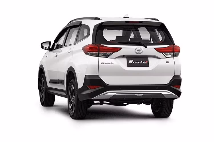 So với bản thường, Toyota Rush GR Sport thế hệ mới chỉ thay đổi về thiết kế sao cho thể thao hơn. Theo đó, xe được trang bị lưới tản nhiệt với nan nằm ngang mạ crôm màu tối, cánh lướt gió dưới gầm trước màu xám đậm và tấm ốp gầm dưới cản sau màu bạc, tích hợp bộ khuếch tán gió giả. Thêm vào đó là hốc đèn sương mù màu đen, ốp thân xe màu tối tích hợp logo "GR Sport" mới và bộ vành hợp kim 17 inch phối 2 màu. Ngoài ra, Toyota Rush phiên bản GR Sport tại thị trường Indonesia còn được bổ sung gương chiếu hậu gập tự động.
