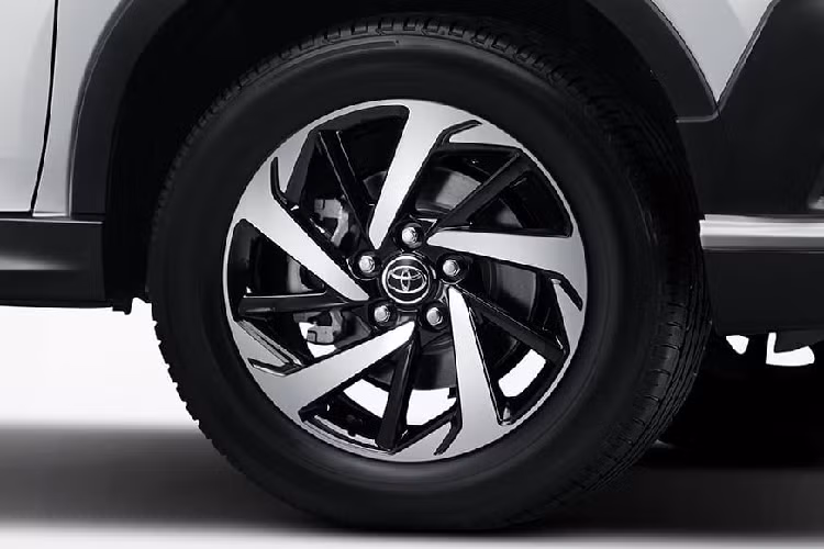 Các trang bị an toàn của Toyota Rush GR Sport 2022 tại thị trường Indonesia khá cơ bản với 6 túi khí, hệ thống cân bằng điện tử, hệ thống chống bó cứng phanh ABS và hỗ trợ khởi hành ngang dốc. Những công nghệ an toàn chủ động như phanh khẩn cấp tự động vốn có trên Toyota Rush tại thị trường Malaysia vẫn không được trang bị cho xe ở Indonesia.