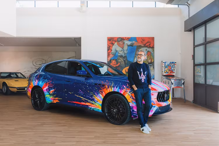 Thương hiệu Maserati đã tìm tới một trong những vị đại sứ của thương hiệu đồng thời là một nhà thiên tài về ẩm thực Massimo Bottura. Với sự cộng tác của hai bên, Maserati Levante Super Trofeo Fuoriserie Edition mới đã ra đời với nguồn cảm hứng sáng tạo bùng nổ, phá cách và táo bạo với những gam màu trộn lẫn được phối ngẫu hứng, đồng thời cũng chính là sự ẩn dụ để gợi nhắc về một cuộc sống với muôn vàn sắc màu sống động.