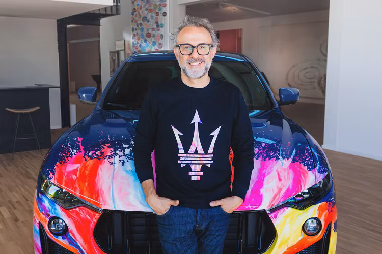 Trong trí tưởng tượng của Massimo Bottura, việc cầm lái một chiếc Levante dường như đem lại những trải nghiệm sắc màu, độc đáo cũng như trở thành một nguồn cảm hứng cho ông. Từng lớn lên ở Thung lũng Motor, Massimo thích đua xe qua vùng nông thôn Emilian trên những chiếc xe hơi cổ điển cùng với những người anh trai của mình. Vào cuối những ngày phiêu lưu mạo hiểm này, thân xe dính đầy bùn đất, hay còn gọi là dấu tích trên những chiếc xe đua – Từ mà Massimo thường dùng để mô tả trạng thái sau cuộc đua.