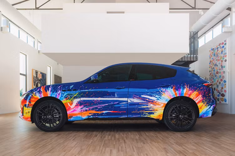 Levante Trofeo Fuoriserie Edition được chế tạo dành cho Massimo Bottura và đã được giới thiệu trong khuôn khổ sự kiện Motor Valley Fest 2021 ở Modena, thể hiện khả năng sáng tạo mà chương trình tùy chỉnh Maserati Fuoriserie và Massimo Bottura có thể thực hiện. Chiếc xe mang màu xanh chủ đạo cùng các mảng màu tỏa ra từ các phần vòm bánh xe cũng như phần đầu xe. Trong khoang nội thất, các chi tiết ốp trang trí cũng được tạo thành từ những mảng màu đặc biệt này.