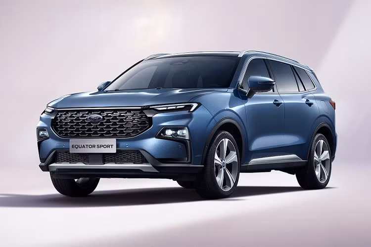 Nẹp màu đen bao quanh hốc gió trung tâm của Ford Equator Sport 2022 sẽ kéo dài sang hai bên, nối liền với hốc bánh. Nằm trong hốc bánh là bộ vành la-zăng 20 inch với thiết kế 5 chấu khá giống Ford Equator. 