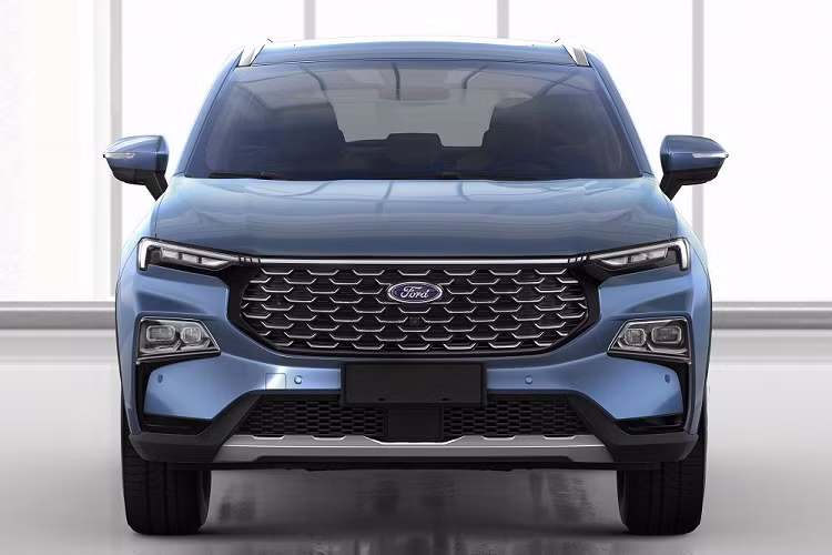 Nằm giữa 2 đèn hậu là logo của hãng Ford và tem chữ nổi "Equator Sport". Trên cản sau có thêm 2 hốc gió giả khá lớn, tích hợp đèn phản quang và được bao quanh bằng viền mạ crôm. Thêm nữa là bộ khuếch tán gió màu đen và ống xả giấu kín, tạo cảm giác gọn gàng. 