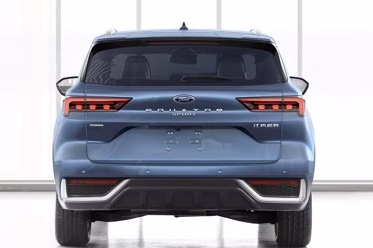 Tuy không liên quan đến Equator nhưng mẫu xe SUV Ford Equator Sport 2022 lại có thiết kế ngoại thất khá giống với đàn anh. Điều này được thể hiện khá rõ qua thiết kế đầu xe. Ở đầu xe, chúng ta có thể bắt gặp lưới tản nhiệt hình bát giác cỡ lớn với mắt lưới hình tổ ong và hệ thống đèn chia thành 2 tầng. 