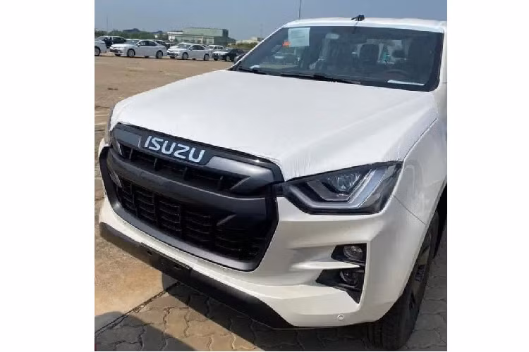 Chỉ vài ngày sau khi các đại lý đồng loạt hé lộ về sự xuất hiện của Isuzu D-Max 2021 mới bên cạnh Isuzu mu-X 2021, mới đây một lô bán tải mới này đã bị bắt gặp xuất hiện tại cảng Việt. Theo đó, giới tư vấn bán hãng đã mở cọc xe và hứa hẹn giao xe trong từ cuối tháng 3, đầu tháng 4/2021 nhằm tránh tháng Giêng (tháng 1 âm lịch) – thời điểm người dùng Việt kiêng kỵ mua sắm ôtô.