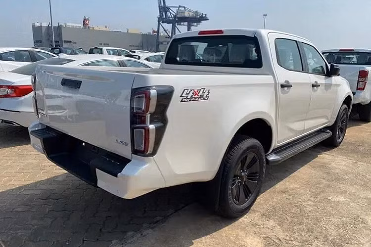 Ở lần nâng cấp lên thế hệ mới nhất, mẫu xe bán tải Isuzu D-Max 2021 vẫn tiếp tục được nhập Thái Lan và theo thông tin trước đó, xe sẽ được bán ra thị trường Việt Nam với 3 phiên bản gồm LS MT 4x2, LS AT 4x2 và Type Z AT 4x4. Cả 3 phiên bản này đều sử dụng động cơ dầu dung tích 1.9L, bản chạy máy dầu 3.0L sẽ bị loại bỏ.