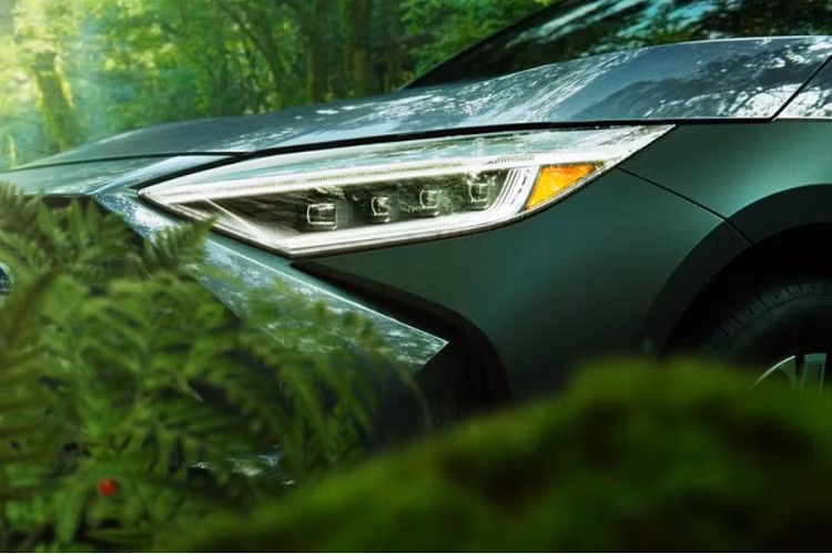 Trong khi đó, những bức ảnh teaser cho thấy Subaru Solterra 2023 có thiết kế rất giống với Toyota bZ4X, điều đó không hề bất ngờ vì Toyota bZ4X và Subaru Solterra là hai dòng xe được Toyota và Subura hợp tác cùng phát triển.