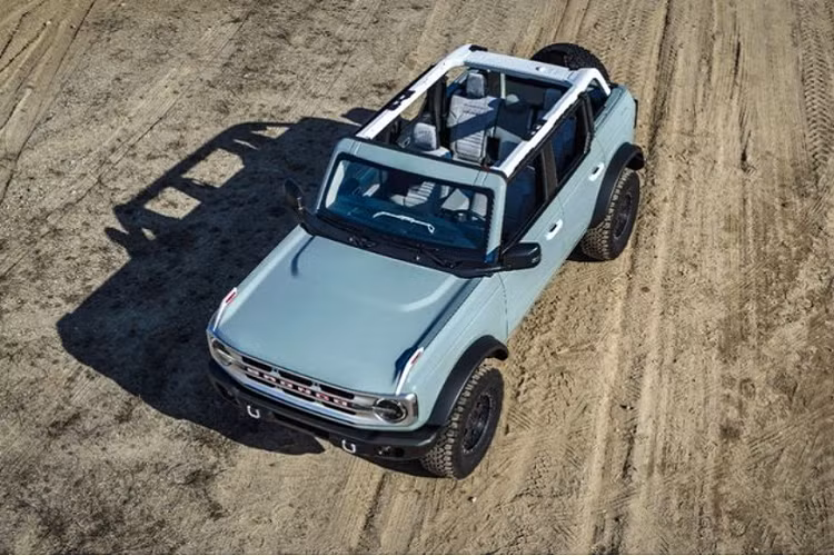 Tại Mỹ, Ford Bronco rất được yêu thích, chỉ sau 2 tuần ra mắt, lượng đơn đặt hàng của Ford Bronco 2022 mới thậm chí đã bằng 2 năm doanh số cộng lại (2018 và 2019) của đối thủ "đồng hương" Jeep Wrangler, đạt con số 230.000 đơn cực khủng. Tuy nhiên, cũng vì vậy mà Bronco hiện đang bị quá tải đơn hàng và không đủ linh kiện để lắp ráp.