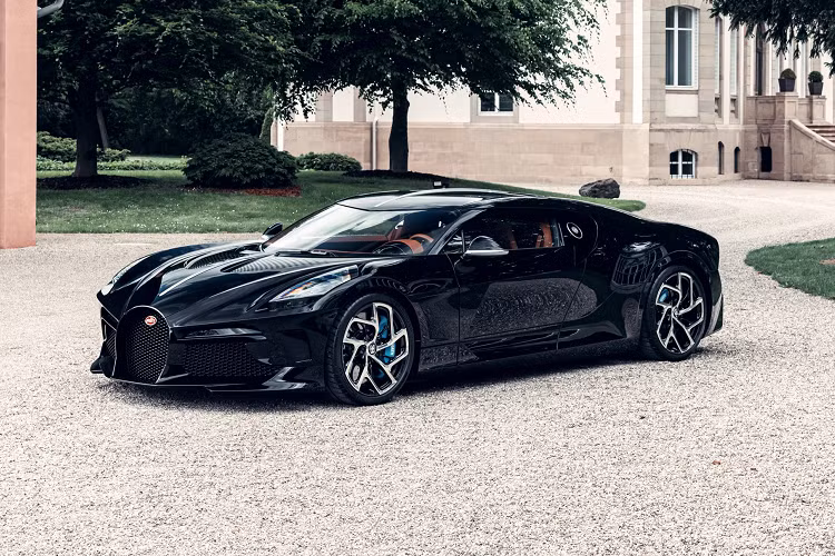 Sau 2 năm ra mắt, chiếc Bugatti La Voiture Noire mới đã được hoàn thiện và sắp được giao đến cho khách hàng. Tại triển lãm Geneva Motor Show 2019, La Voiture Noire chỉ là bản mẫu và phải dùng một động cơ điện nhỏ để di chuyển.