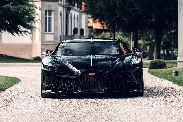 Dựa trên Chiron, giá xe Bugatti La Voiture Noire phiên bản độc nhất chào bán 19 triệu USD (tương đương 436 tỷ đồng). Hiện tại, đây là chiếc Bugatti đời mới có giá đắt nhất trong lịch sử của hãng, vượt gần gấp đôi phiên bản đặc biệt khác là Centodieci có giá 10 triệu USD.