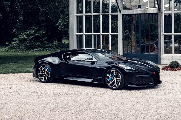 So với Chiron, La Voiture Noire có thiết kế khác biệt hoàn toàn. Được chấp bút bởi nhà thiết kế Etienne Salomé, La Voiture Noire mang nhiều cảm hứng từ chiếc Divo nhưng phần đầu và đuôi xe dài hơn. Toàn bộ thân xe được làm từ sợi carbon. Theo Bugatti, hãng tiêu tốn khoảng 65.000 giờ làm việc để tạo ra La Voiture Noire.