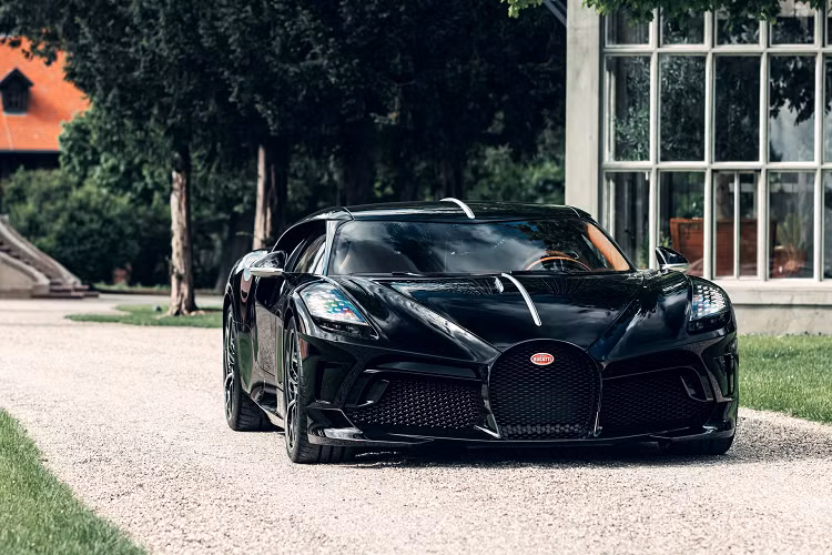 Theo Pierre Rommelfanger, Trưởng bộ phận Coachbuilding của Bugatti, hãng xe Pháp đã sử dụng một chiếc Chiron để phát triển và hoàn thiện tất cả vấn đề liên quan đến vận hành của La Voiture Noire.