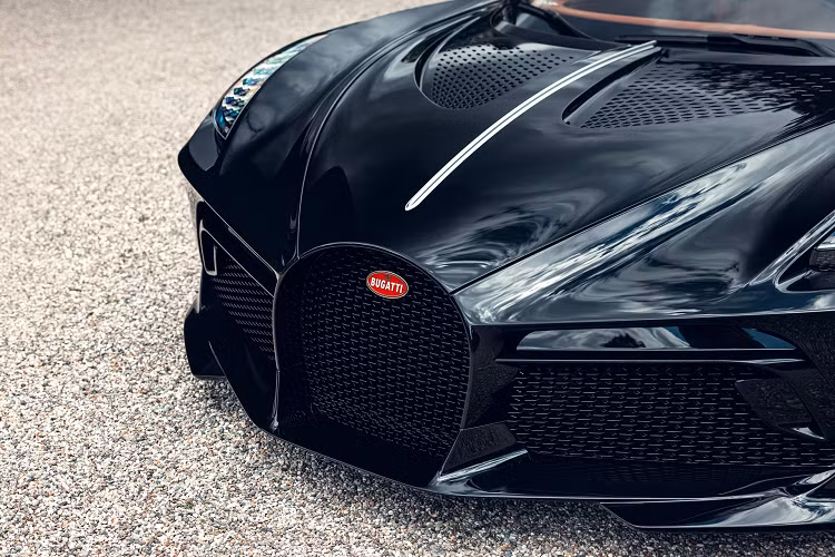Sức mạnh của Bugatti La Voiture Noire tương tự Chiron. Xe sử dụng khối động cơ W16 8.0L với 4 bộ tăng áp, cho công suất 1.500 mã lực và mô-men xoắn 1.600 Nm. Hộp số 7 cấp ly hợp kép của xe tương tự Chiron nhưng đã được tinh chỉnh lại.